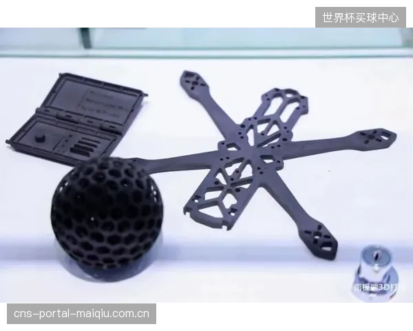 结合了3D打印的选区激光烧结（SLS）技术，未来可以直接打印出具有复杂内部结构和可变硬度区域的UHMW-PE板底，实现前所未有的个性化设计